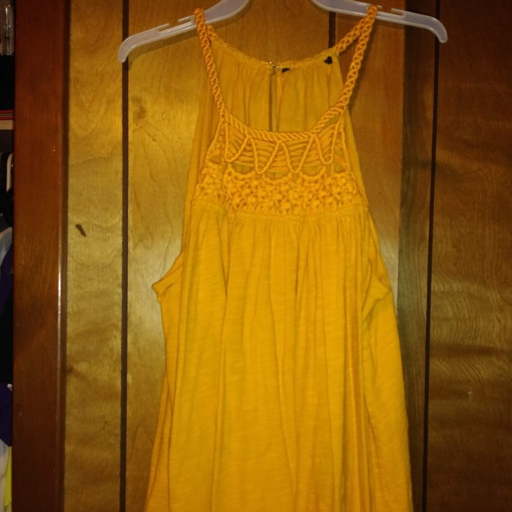 Sleevless crop top
